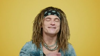 Stüdyoda başarıyı kutlayan olumlu adam. Heyecanlı adam evet işareti yapıyor.