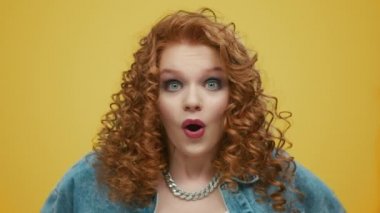 Sarı arka planda şaşırmış kadın yüzü. Makyajlı kız vay canına diyor.