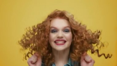 Stüdyoya atlayan mutlu kız. Yakın plan, heyecanlı kadın elleriyle el hareketi yapıyor.