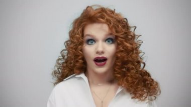 Kameraya bakan şaşırmış kadın. Çekici kız, etkileyici yüz ifadesi.