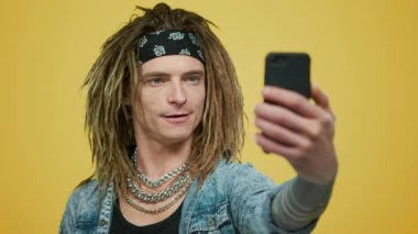 Akıllı telefondan selfie çeken mutlu adam. Ürünü elle sunan adam.