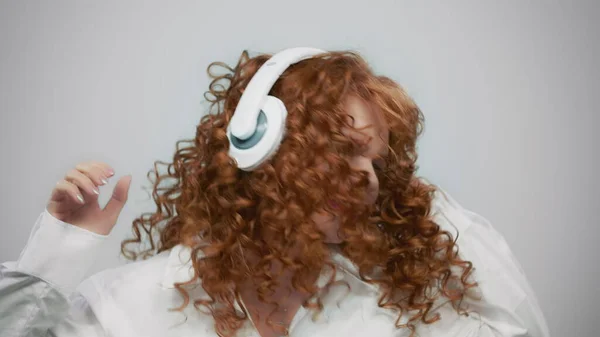 Mujer emocionada escuchando música en auriculares. Chica sonriente bailando en auriculares —  Fotos de Stock