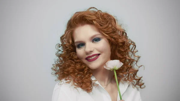 Vrouw aanraken gezicht met roos bloem in studio.Girl met witte roos in de buurt gezicht — Stockfoto