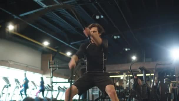 Athlète masculin progressiste faisant crossfit dans le club de sport. Entraînement sportif au gymnase — Video