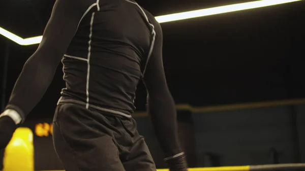 Hombre deportivo guapo saltando en el gimnasio. Boxeador de entrenamiento con saltar la cuerda en el anillo — Foto de Stock