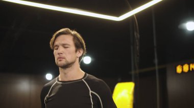 Spor kulübüne atlayan ciddi bir fitness adamı. Boks ringinde sporcu eğitimi.