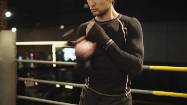 Hombre de deporte activo usando la cuerda de saltar en el gimnasio. Boxeador haciendo ejercicios en el anillo — Foto de Stock