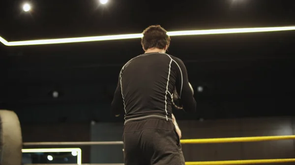 Treinamento menina ajuste positivo com treinador no clube desportivo. Esporte mulher boxe no ginásio — Fotografia de Stock