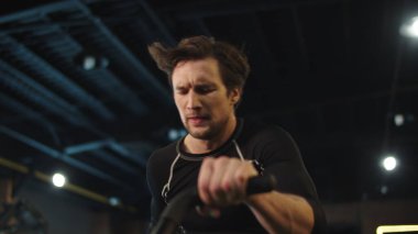 Stres sporcusu spor salonunda ısınıyor. Vücut geliştirme eğitimi.