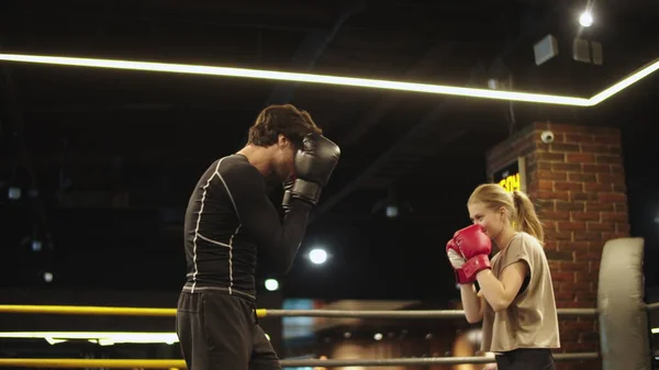 Atletas deportivos disfrutando del entrenamiento en el club deportivo. Deporte pareja boxeo en el gimnasio — Foto de Stock