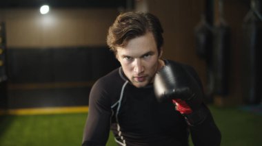 Spor kulübünde boks antrenmanı yapan agresif bir sporcu. Spor salonunda boksör eğitimi