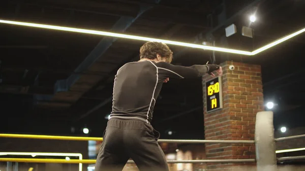 Hombre de fitness progresivo calentándose en el club deportivo. Deporte hombre boxeo en el gimnasio. — Foto de Stock