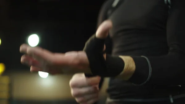 Мужчина заворачивает руки в фитнес-центр. Боксер готов носить боксерские перчатки — стоковое фото