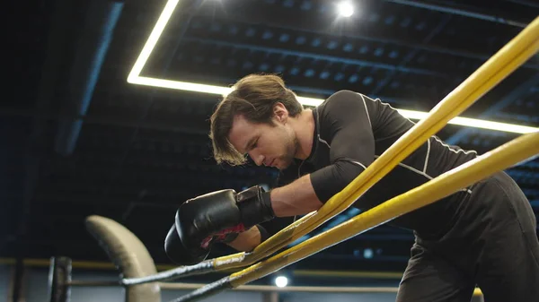 Um pugilista agressivo a gritar no ringue de boxe. Esporte homem ter uma pausa no ginásio — Fotografia de Stock