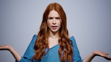 Stüdyoda kameraya bakan endişeli kız. Hayal kırıklığına uğramış kadın içeride poz veriyor.