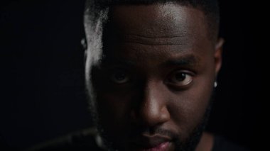 Kapalı alanda gülen Afrikalı Amerikalı bir adam. Stüdyoda gülümseyen olumlu erkek.