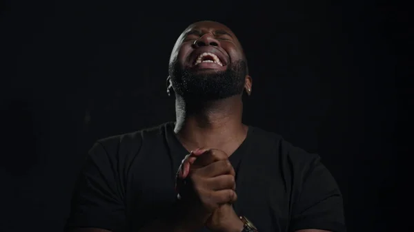 Afro-Amerikaanse man gebaart in de studio. Afro kerel poseert binnen — Stockfoto