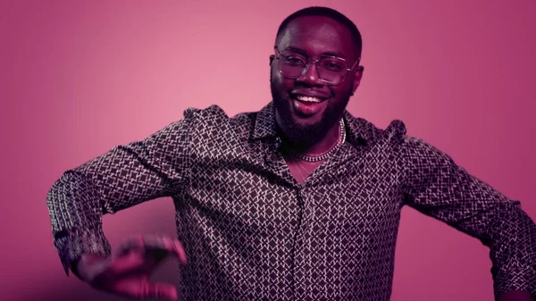 Un afroamericano que hace movimientos en el estudio. Entusiasta chico bailando indoor — Foto de Stock