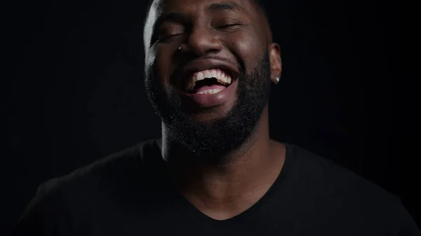 Χαρούμενος Αφρικανός που γελάει στο στούντιο. Αφροαμερικάνος κάνει χειρονομίες σε εσωτερικούς χώρους — Φωτογραφία Αρχείου