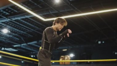 Agresif fit adam spor kulübünde dövüşmeye hazırlanıyor. Spor adamı ısınıyor.