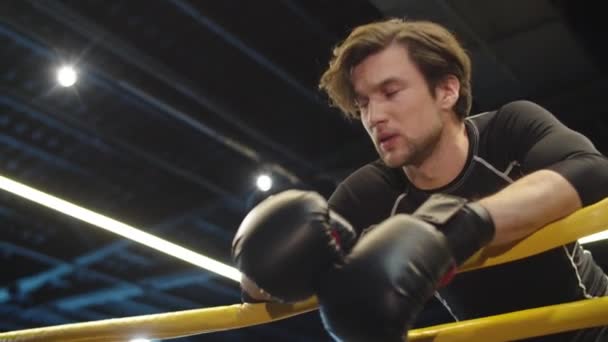 Álmos férfi bokszoló szünetet tart a tornateremben. Sport ember visszatér a boksz gyűrű — Stock videók