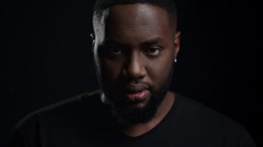 Siyah arka planda çığlık atan kötü bir afro adam. Stüdyoda bağıran adam.