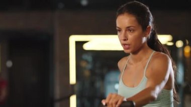 Spor salonunda yenilikçi bayan atlet eğitimi. Kulüpte egzersiz yapan formda bir kız.