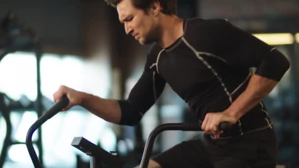 En seriös konditionsman på gymmet. Passform man med ergometercykel i sportklubben — Stockvideo