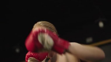 Spor salonunda yumruk atan enerjik bir kadın. Formda kız spor kulübünde ısınıyor.