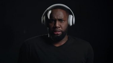 İçeride müzik dinleyen komik bir afro adam. Afrikalı adam stüdyoda dans ediyor.