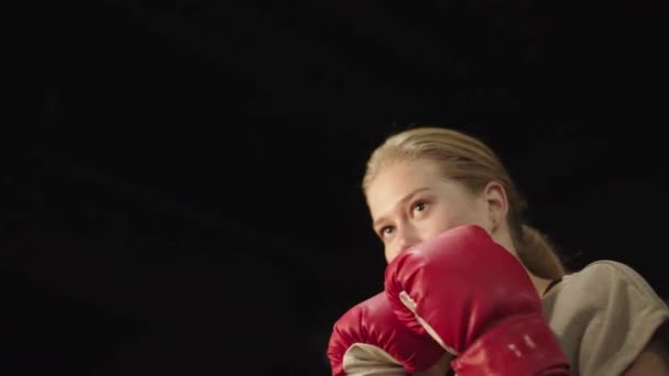 Postępowo wysportowana dziewczyna rozgrzewająca się w klubie sportowym. Trening bokserski kobiet na siłowni — Wideo stockowe
