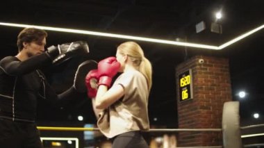 Spor salonunda ciddi bir spor çifti boksu. Spor kulübünde antrenman yapan sağlıklı bir kız.