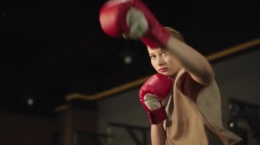 fitness merkezinde çekici fit kız boks. Spor salonundaki kadın yumruk atıyor.