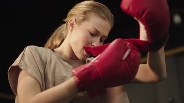 Hodná holka, co si v tělocvičně obléká boxerské rukavice. Boxer se připravuje na trénink — Stock video