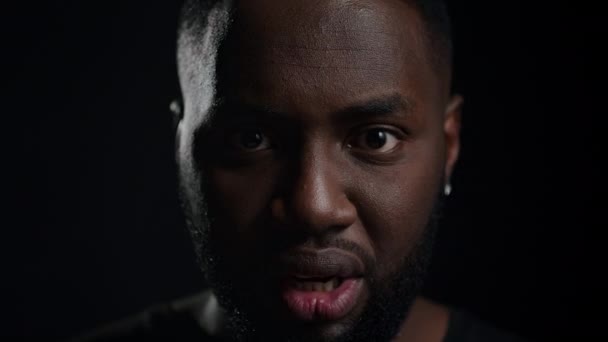 Choqué afro gars criant à l'intérieur. Homme frustré regardant la caméra en studio — Video