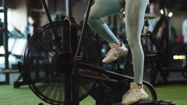 Sportig tjej värmer upp på gymmet. Kvinnlig idrottare som tränar på idrottsklubben — Stockvideo