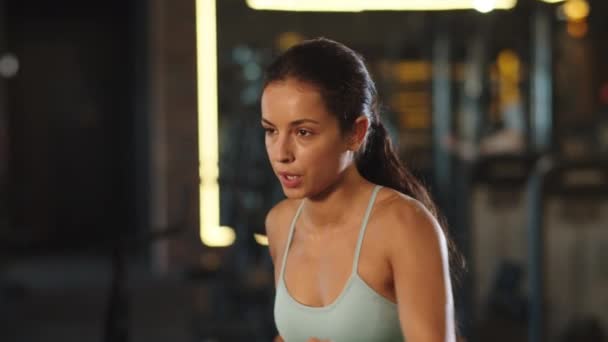 Sexy entrenamiento de chica en forma en el exercycle en el club. Deporte mujer haciendo cardio en el gimnasio — Vídeos de Stock