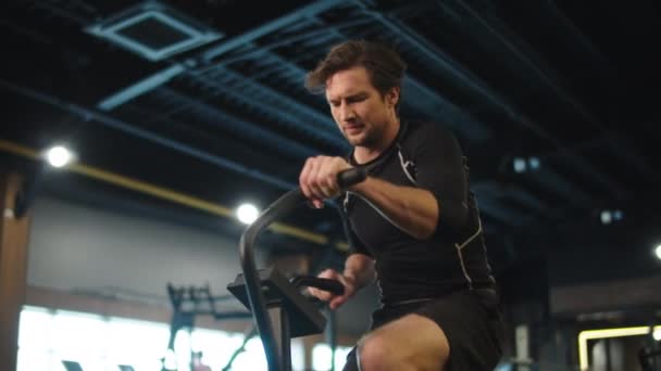 Leende idrottsman som tränar på gymmet. Fitness man gör cardio i sport klubb — Stockvideo