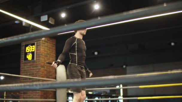 Homme de fitness sérieux sautant sur la corde dans le club de sport. Sport homme échauffement à la salle de gym — Video