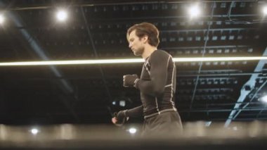 Spor salonunda boks yapmadan önce formda bir adam ısınıyor. Spor kulübüne atlayan erkek boksör