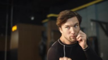 Spor kulübünde antrenman yapan kötü bir fitness adamı. Spor salonunda erkek atlet eğitimi