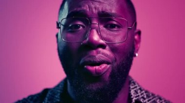 Öforik afro adam içeride vay canına diyor. Afrikalı erkek yüzü şaşırtıyor