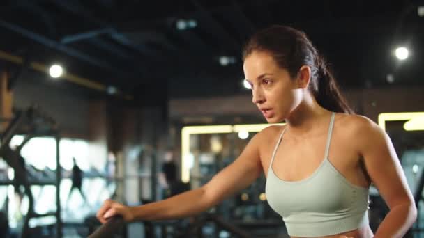 Mignon entraînement femme de fitness à la salle de gym. Fit girl en utilisant velosimulator dans le club de sport — Video