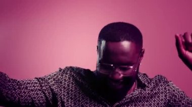 Şehvetli afro adam içeride hareket ediyor. Afrikalı adam stüdyoda dans ediyor.