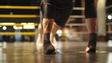 Spor salonunda ısınmaya odaklanmış bir sporcu. Spor kulübünde şınav çeken fitness adamı.