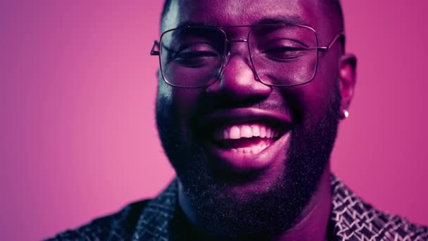 Hombre afroamericano riéndose en el estudio. Hombre natural sonriendo en el interior — Vídeos de Stock