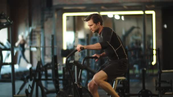 Atleta impaciente haciendo cardio en el club deportivo. Entrenamiento de hombre en ejercicio en el gimnasio — Vídeos de Stock