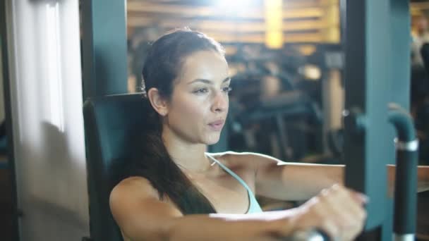 Attraente donna sportiva che fa riccioli bicipiti in palestra. Adatta ragazza che fa allenamento nel club — Video Stock