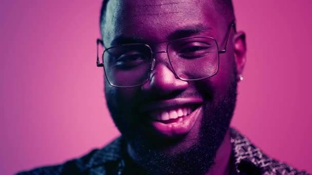 Un afro che flirta in casa. Romantico uomo che guarda la macchina fotografica in studio — Video Stock