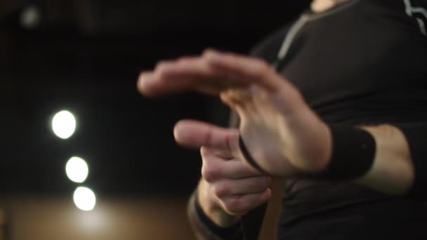 Unrecognizable man wrapping hands at gym. Male hands getting ready for fight — Stock Video